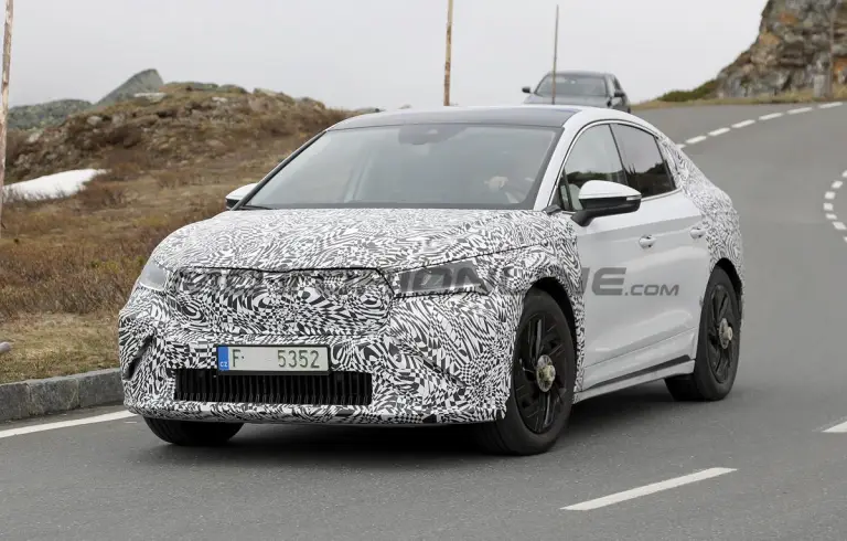 Skoda Enyaq Coupe 2025 - Foto spia 27-05-2024 - 9