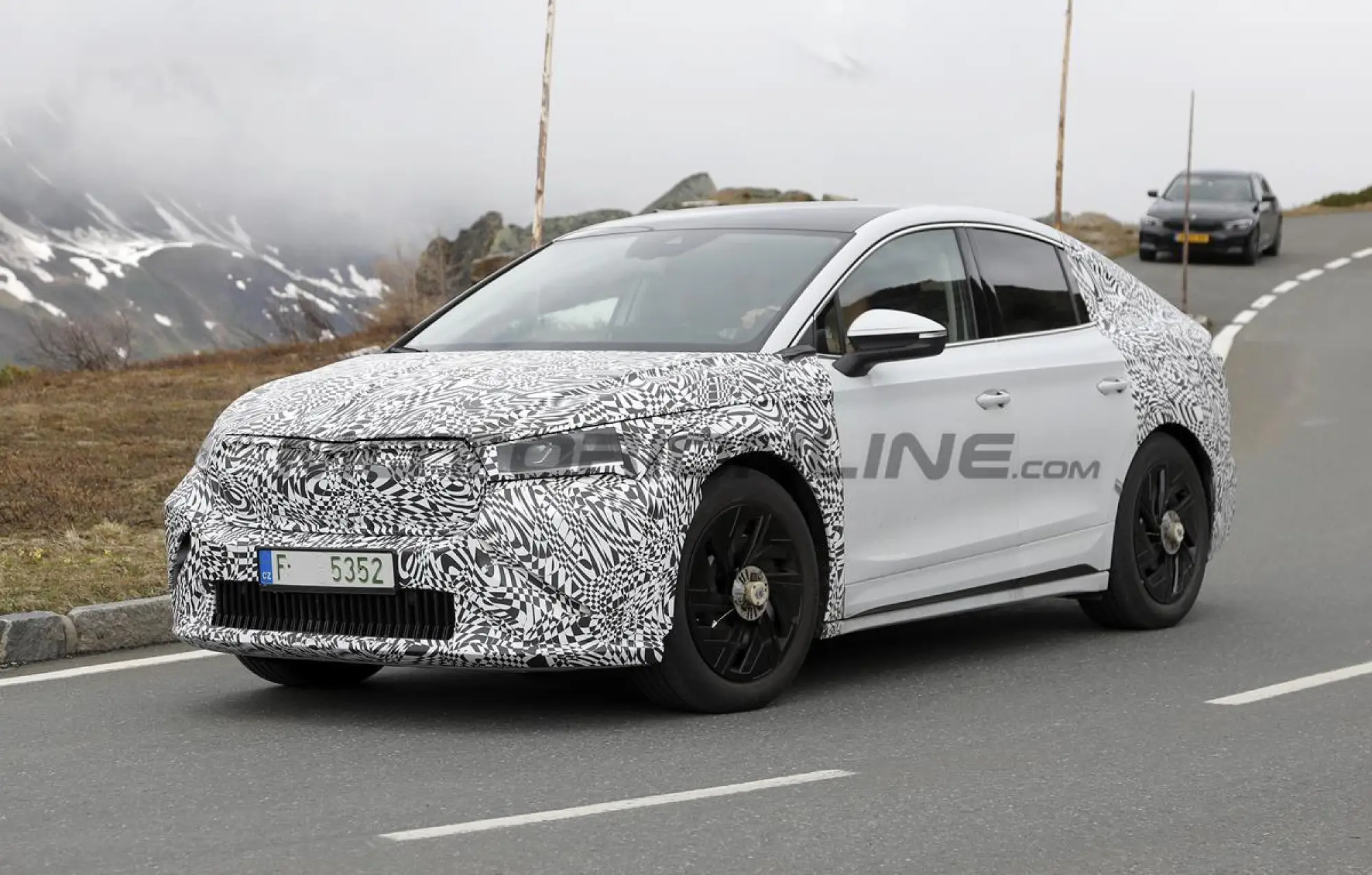 Skoda Enyaq Coupe 2025 - Foto spia 27-05-2024 - 7