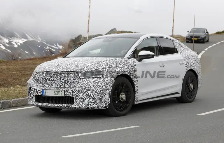 Skoda Enyaq Coupe 2025 - Foto spia 27-05-2024 - 7