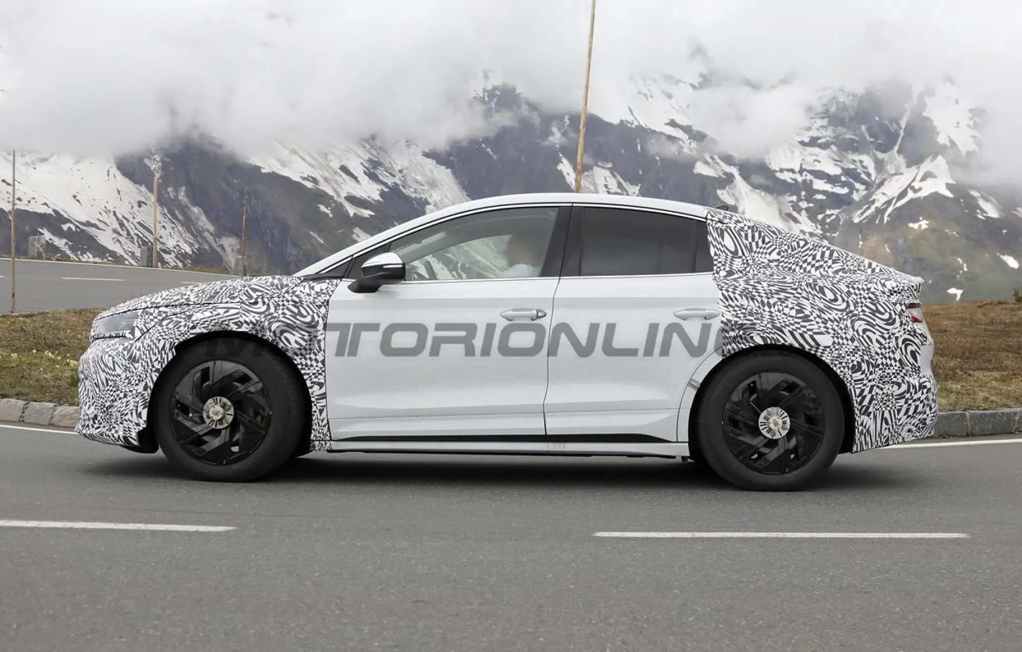 Skoda Enyaq Coupe 2025 - Foto spia 27-05-2024 - 6
