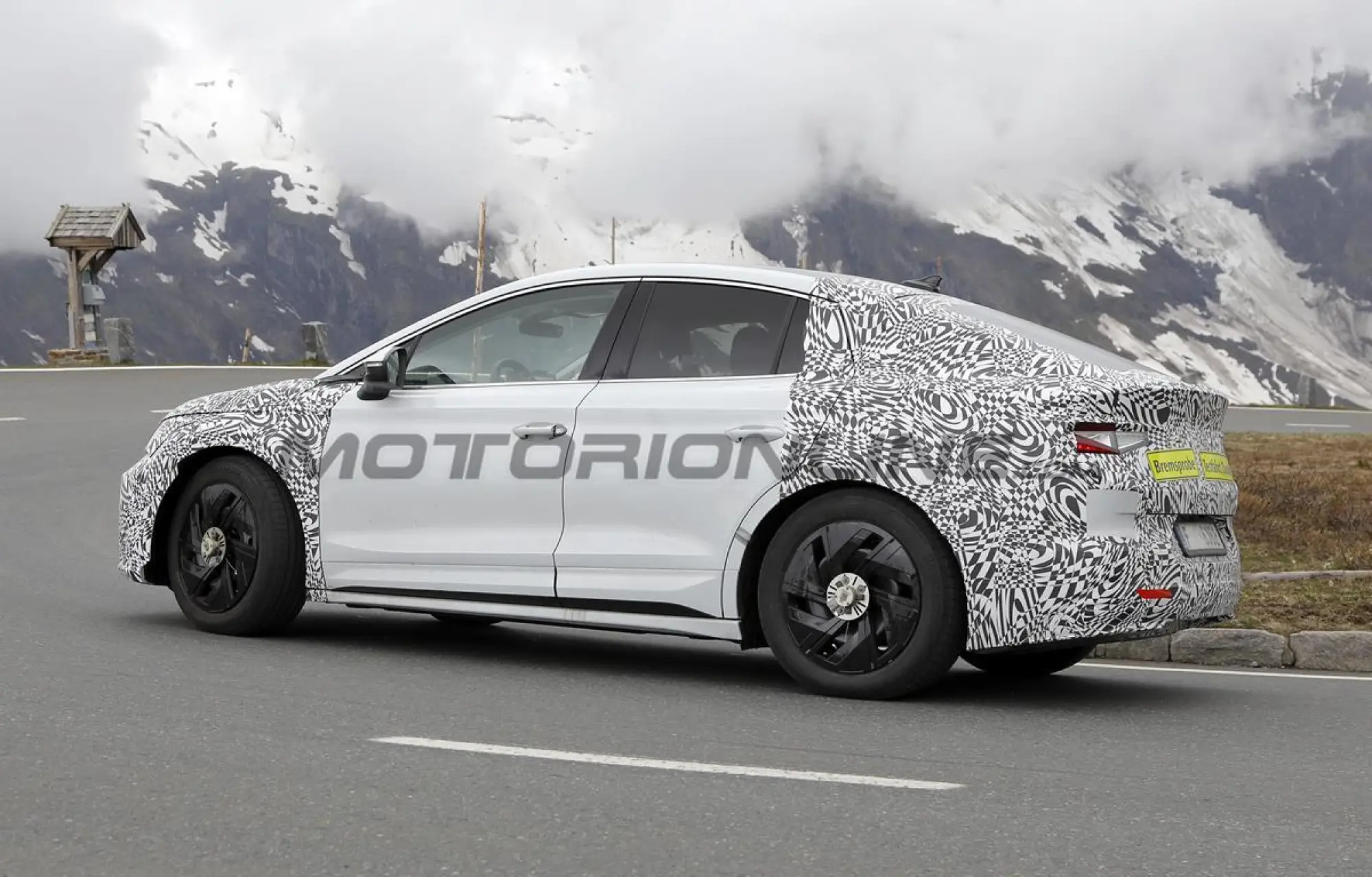 Skoda Enyaq Coupe 2025 - Foto spia 27-05-2024 - 5