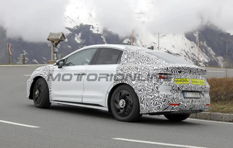 Skoda Enyaq Coupe 2025 - Foto spia 27-05-2024 - 8