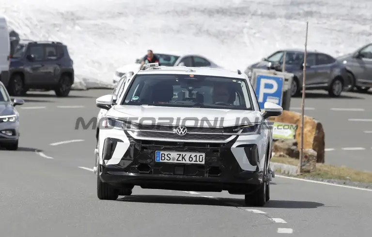 Volkswagen T-Roc 2025 - Foto spia 30-05-2024 - 1