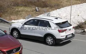 Volkswagen T-Roc 2025 - Foto spia 30-05-2024 - 21