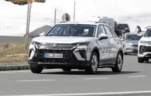 Volkswagen T-Roc 2025 - Foto spia 30-05-2024 - 3