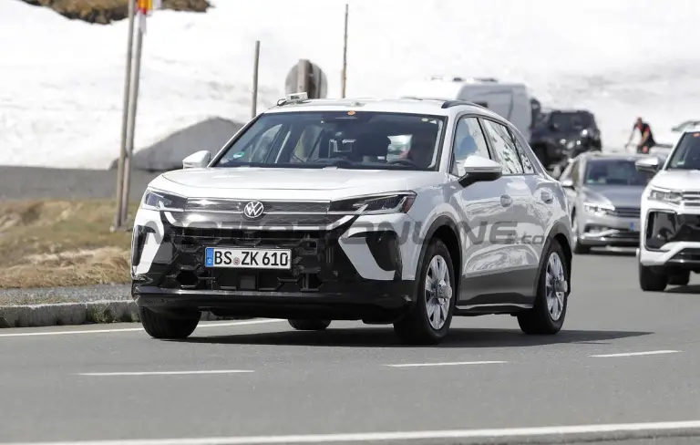 Volkswagen T-Roc 2025 - Foto spia 30-05-2024 - 3