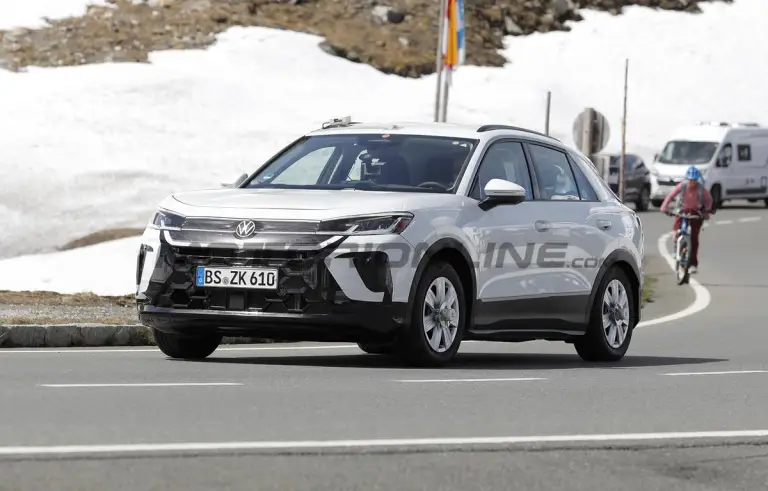 Volkswagen T-Roc 2025 - Foto spia 30-05-2024 - 4