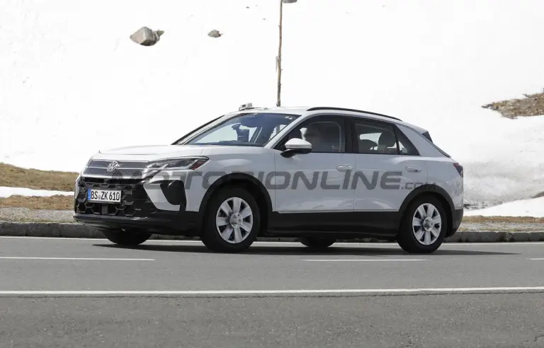 Volkswagen T-Roc 2025 - Foto spia 30-05-2024 - 8