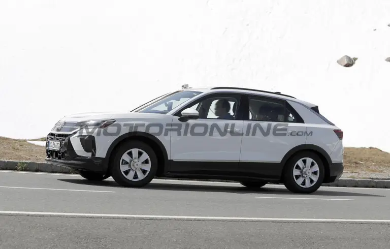 Volkswagen T-Roc 2025 - Foto spia 30-05-2024 - 9