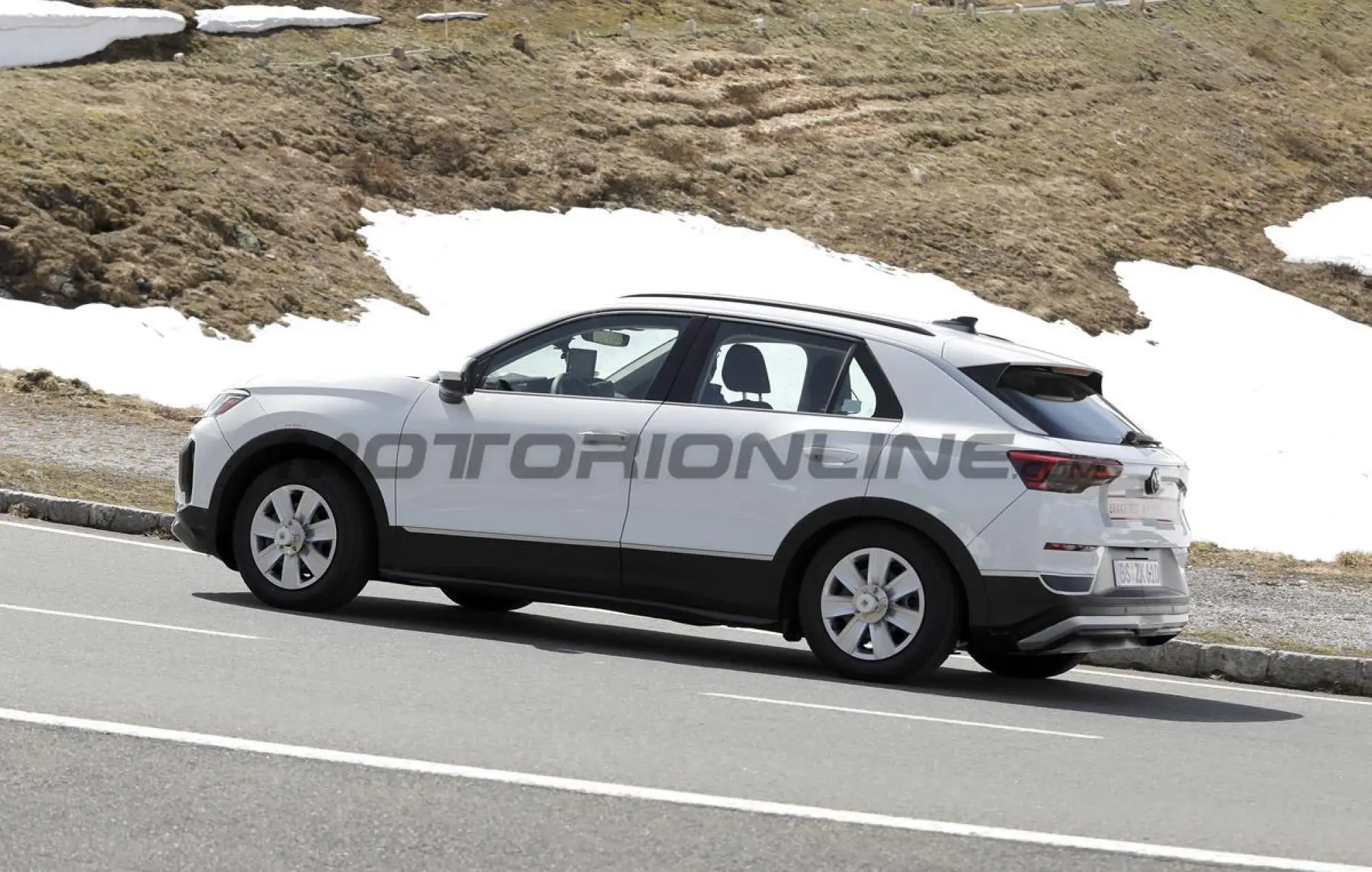 Volkswagen T-Roc 2025 - Foto spia 30-05-2024 - 6