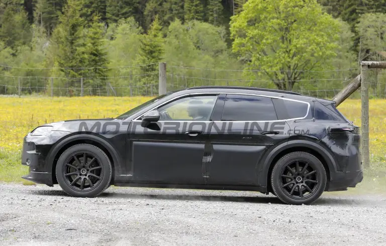 Porsche Cayenne EV - Foto spia 06-06-2024 - 11