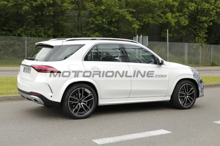 Mercedes GLE - Foto spia 10-6-2024 - 11