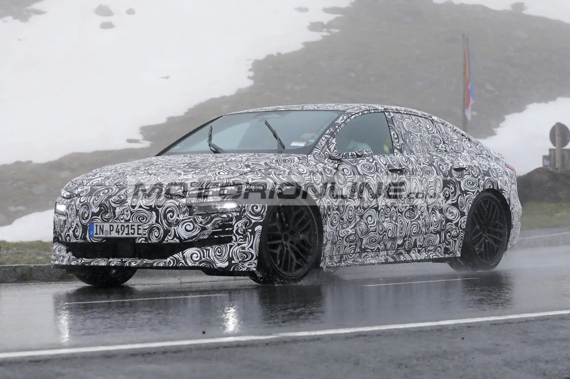 Audi RS6 e-tron - Foto spia 1-7-2024 - 3