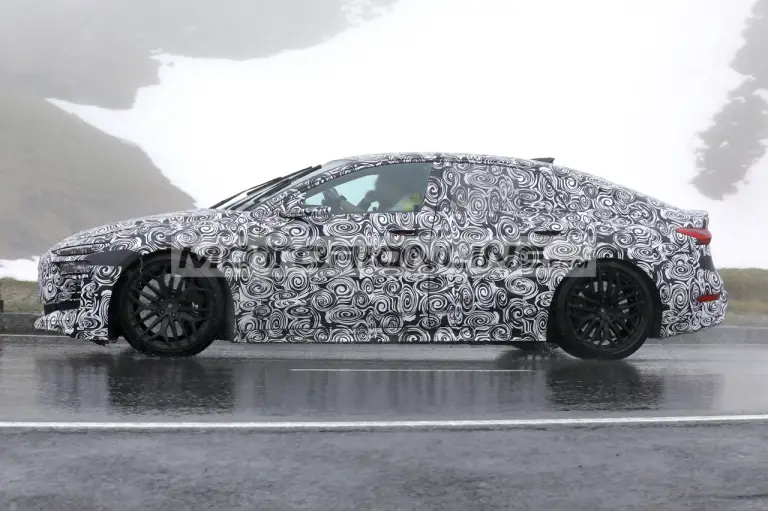 Audi RS6 e-tron - Foto spia 1-7-2024 - 5