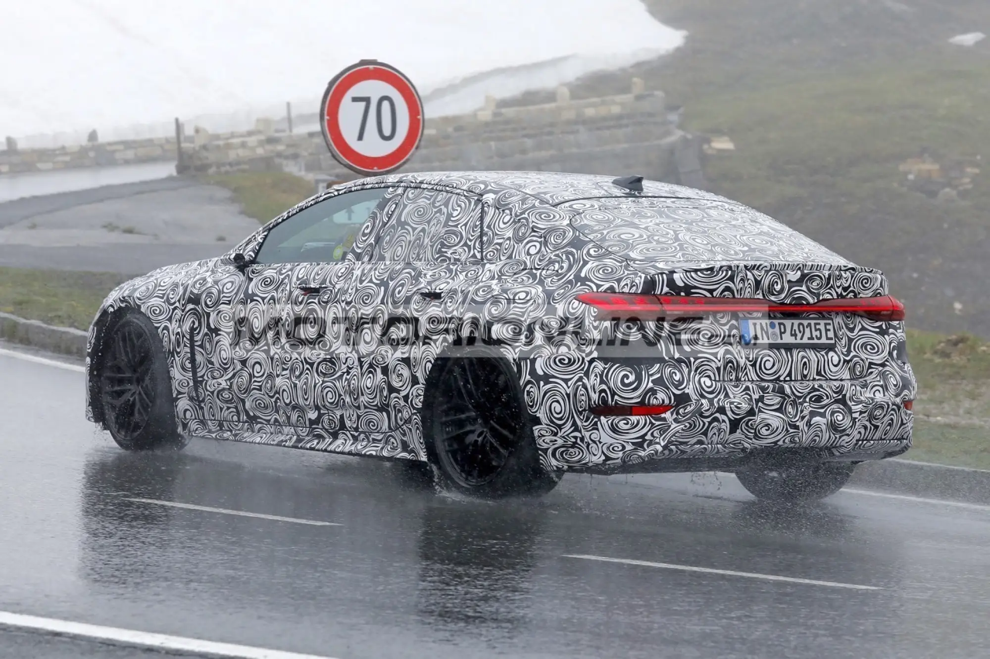 Audi RS6 e-tron - Foto spia 1-7-2024 - 12