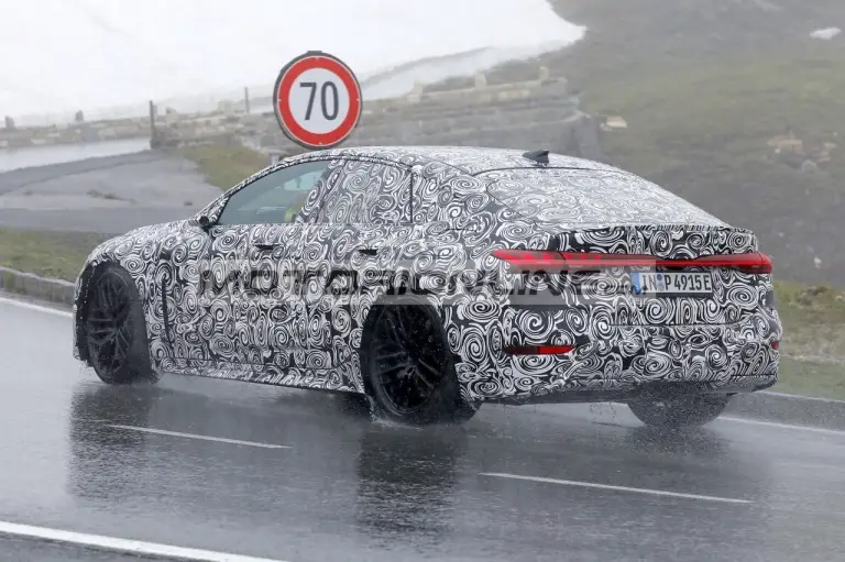Audi RS6 e-tron - Foto spia 1-7-2024 - 12