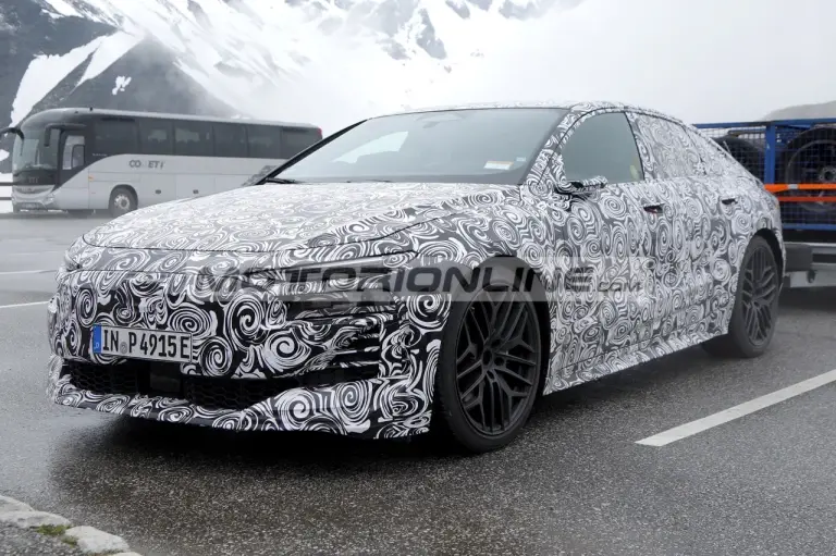 Audi RS6 e-tron - Foto spia 1-7-2024 - 11