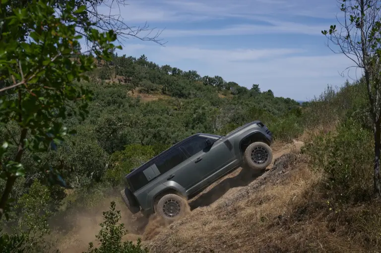Land Rover Defender OCTA - Foto ufficiali - 8