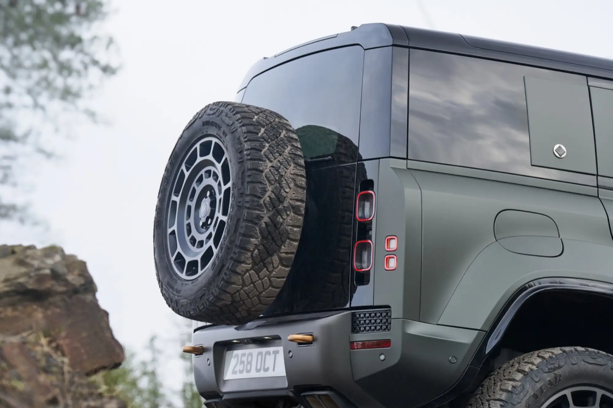 Land Rover Defender OCTA - Foto ufficiali - 12
