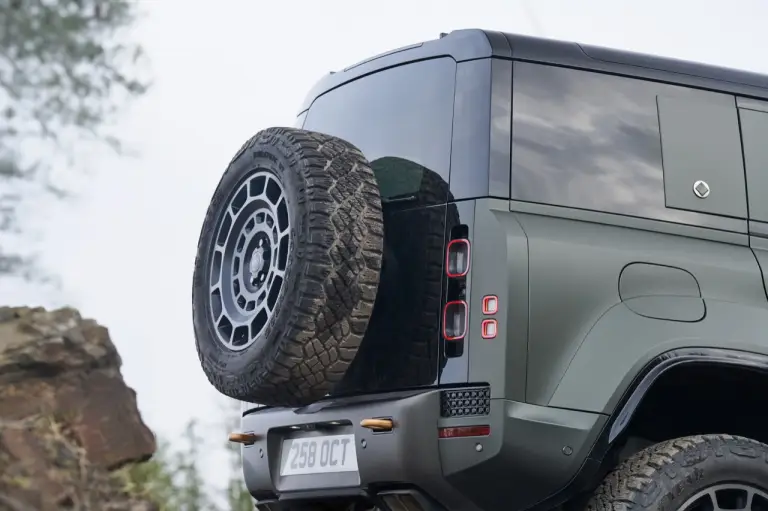 Land Rover Defender OCTA - Foto ufficiali - 12