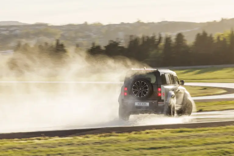 Land Rover Defender OCTA - Foto ufficiali - 24