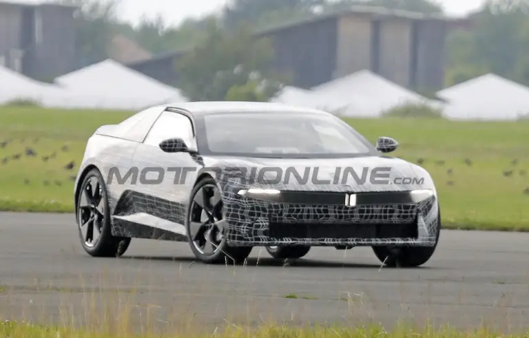 BMW Neue Klasse Coupe - Foto spia 05-07-2024 - 2