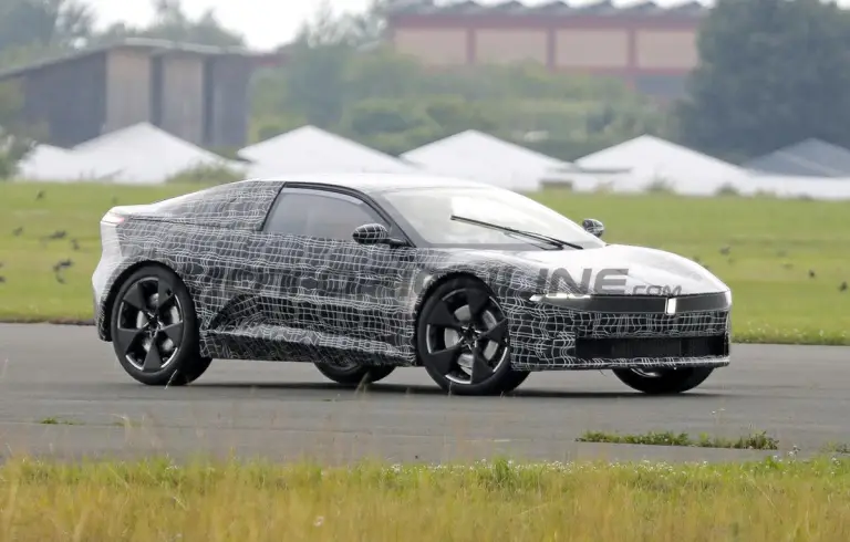 BMW Neue Klasse Coupe - Foto spia 05-07-2024 - 4