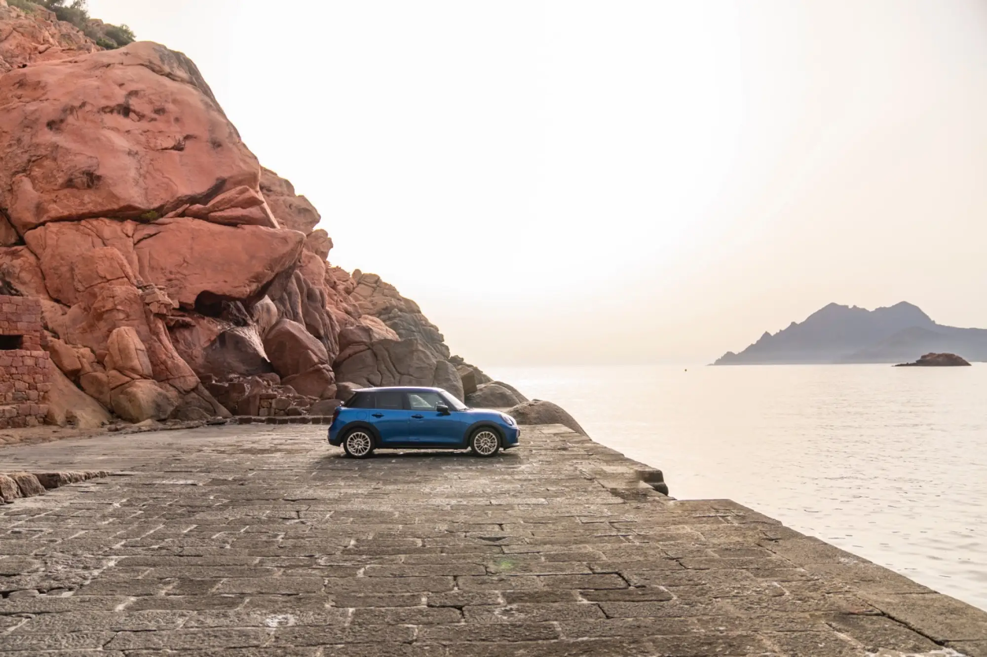 Mini Cooper S 5 porte 2024 - Foto ufficiali - 2