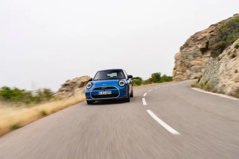 Mini Cooper S 5 porte 2024 - Foto ufficiali - 8