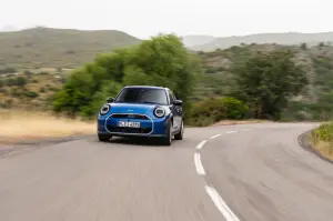 Mini Cooper S 5 porte 2024 - Foto ufficiali - 13
