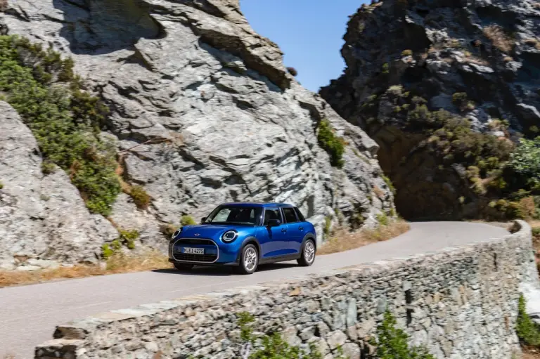 Mini Cooper S 5 porte 2024 - Foto ufficiali - 30