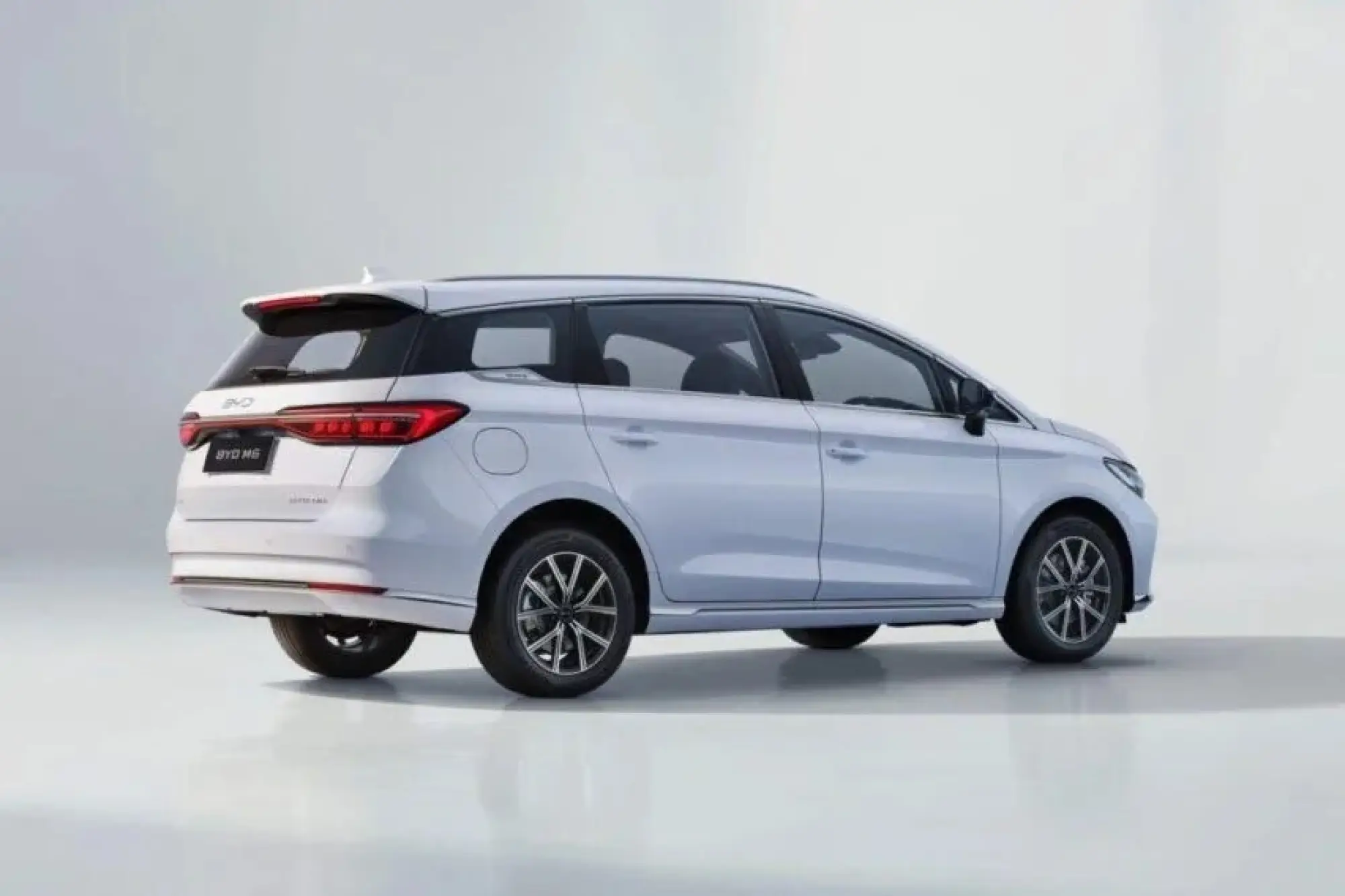 BYD M6 - 6