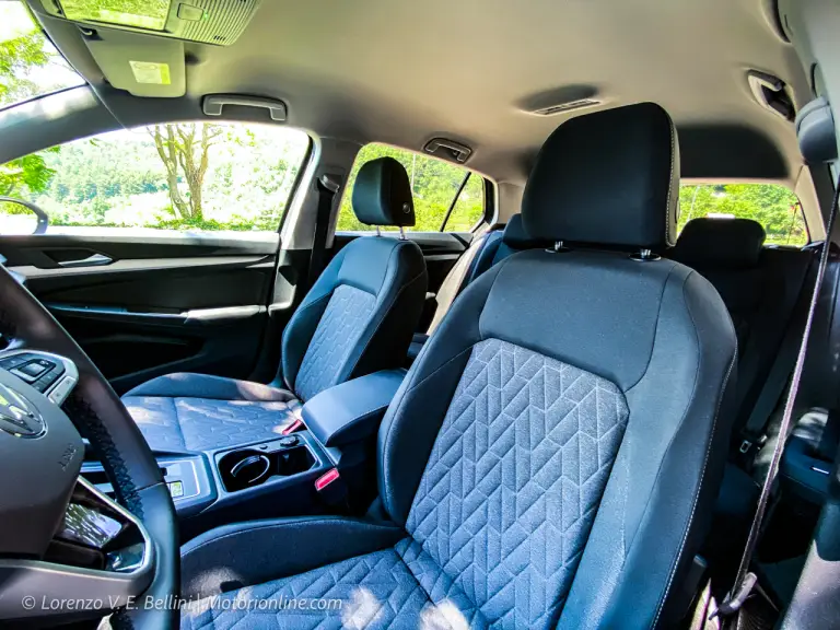 Volkswagen Golf 2024 - Prime impressioni di guida - 18