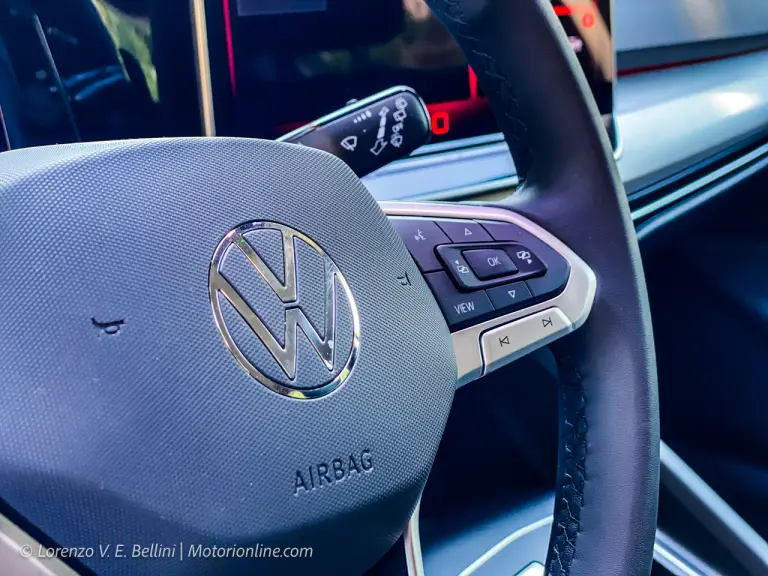 Volkswagen Golf 2024 - Prime impressioni di guida - 17
