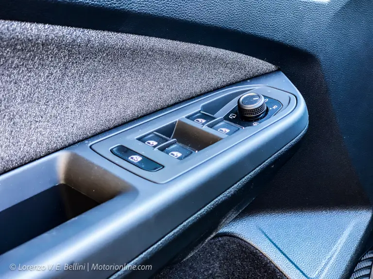 Volkswagen Golf 2024 - Prime impressioni di guida - 25