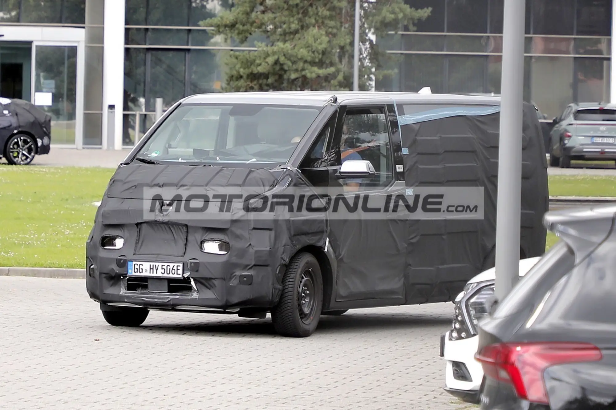 Kia PV5 - Foto spia 25-7-2024 - 5