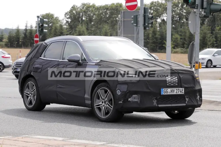 Genesis GV70 Electrified - Foto spia 26-7-2024 - 4