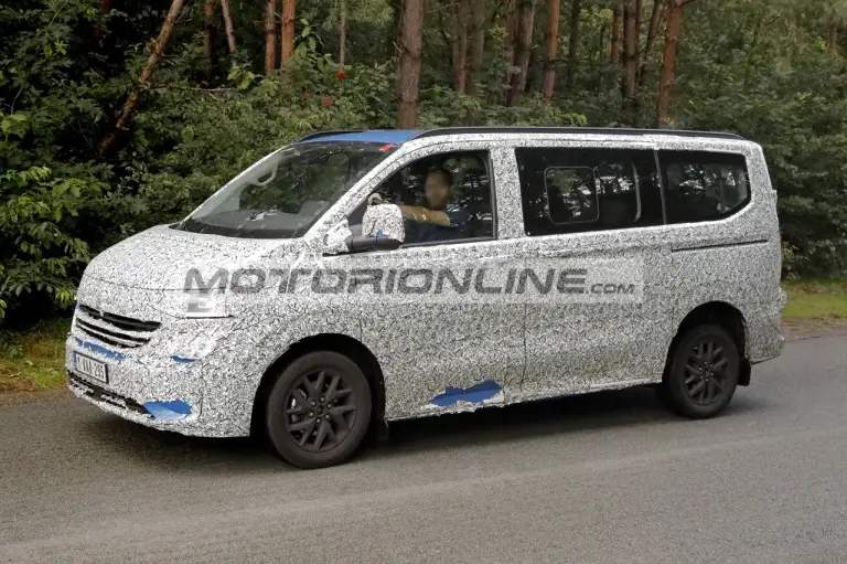 Volkswagen Transporter - Foto spia 30-7-2024 - 4