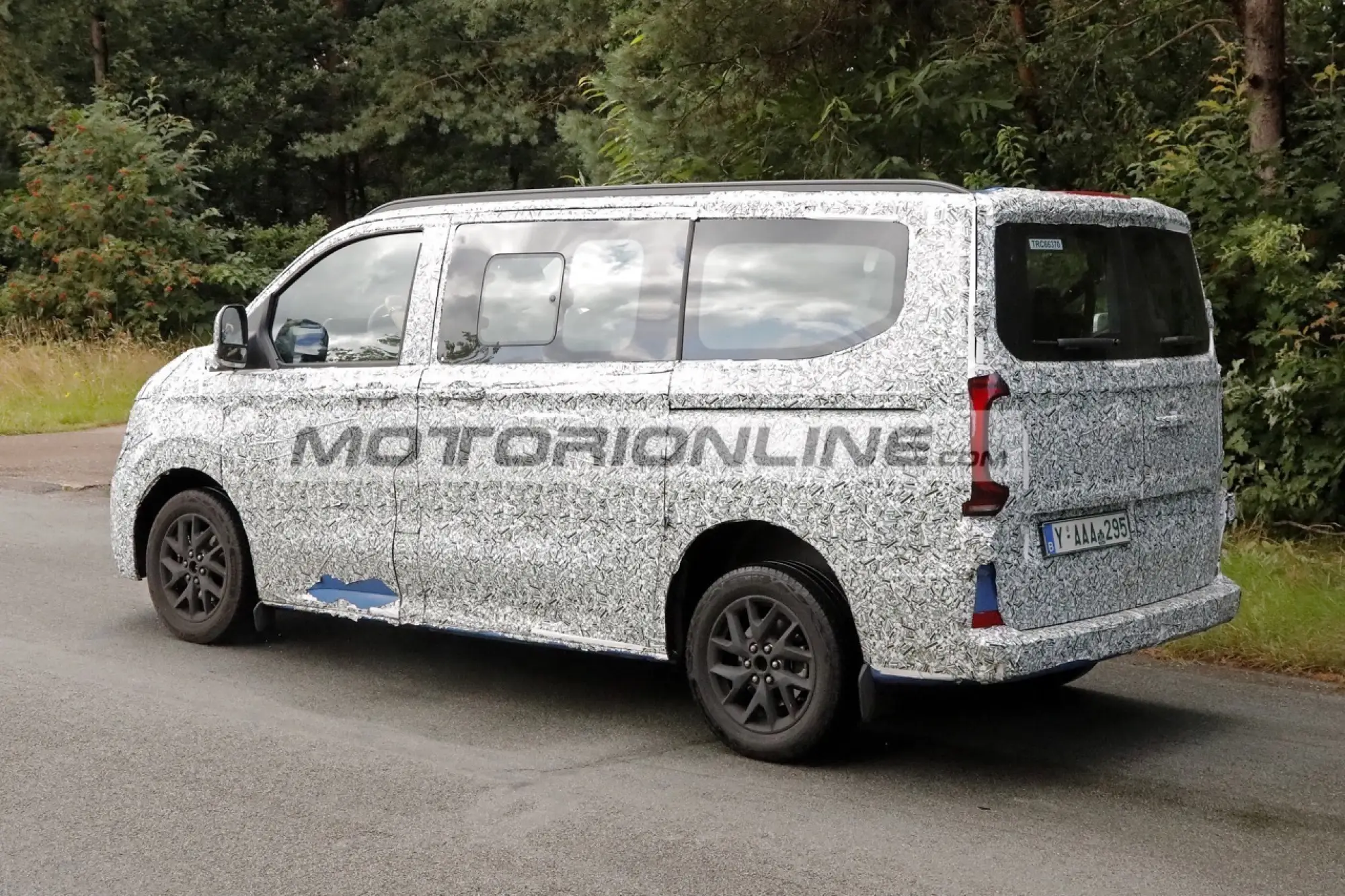Volkswagen Transporter - Foto spia 30-7-2024 - 6