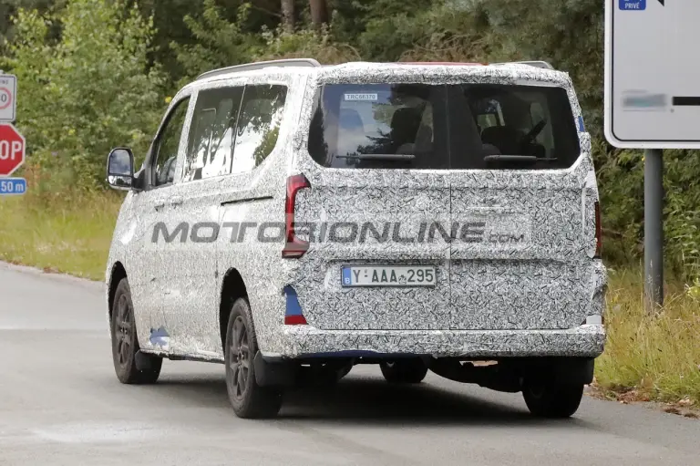 Volkswagen Transporter - Foto spia 30-7-2024 - 11