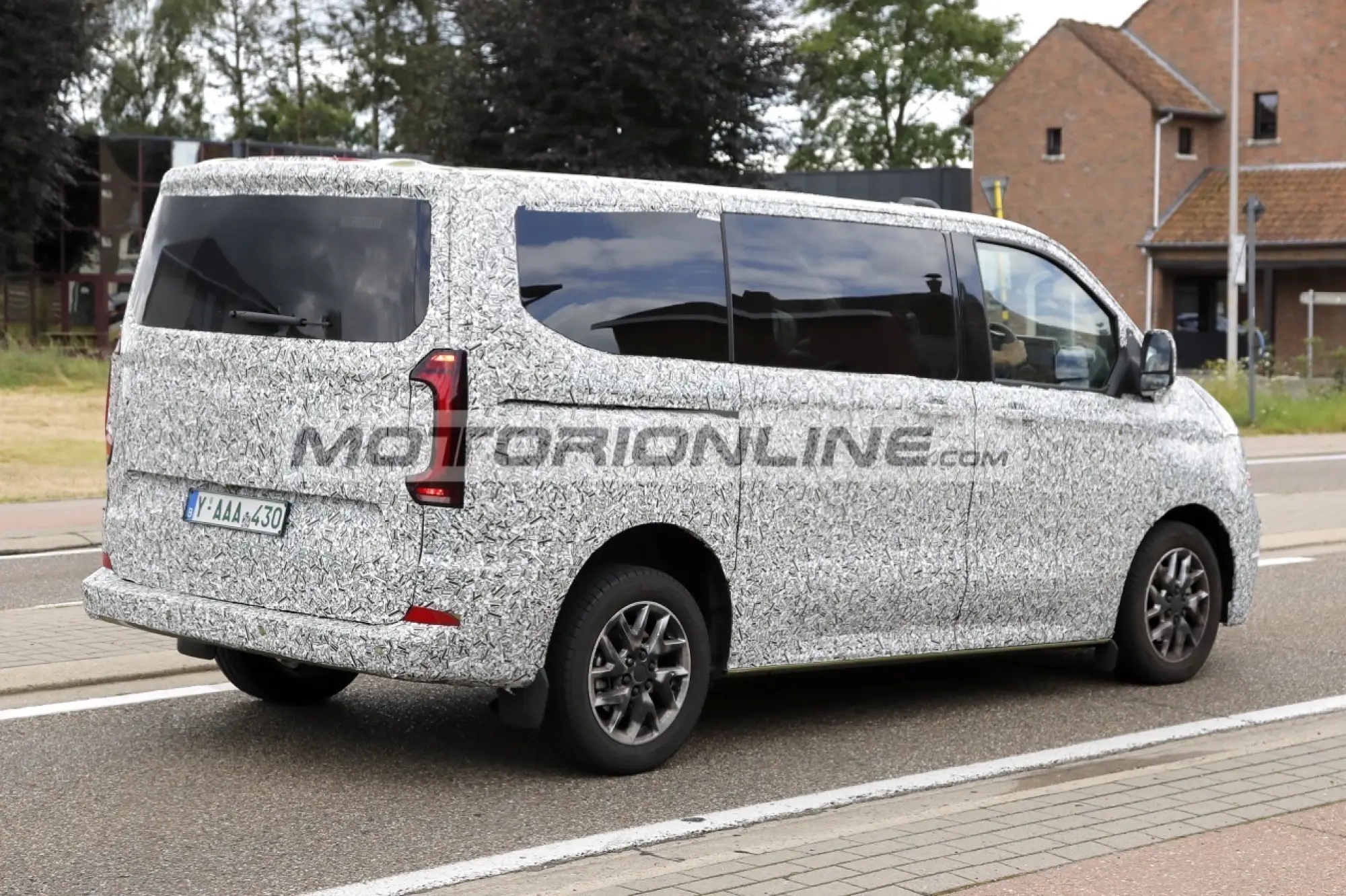 Volkswagen Transporter - Foto spia 30-7-2024 - 13