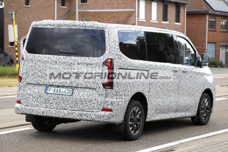 Volkswagen Transporter - Foto spia 30-7-2024 - 17