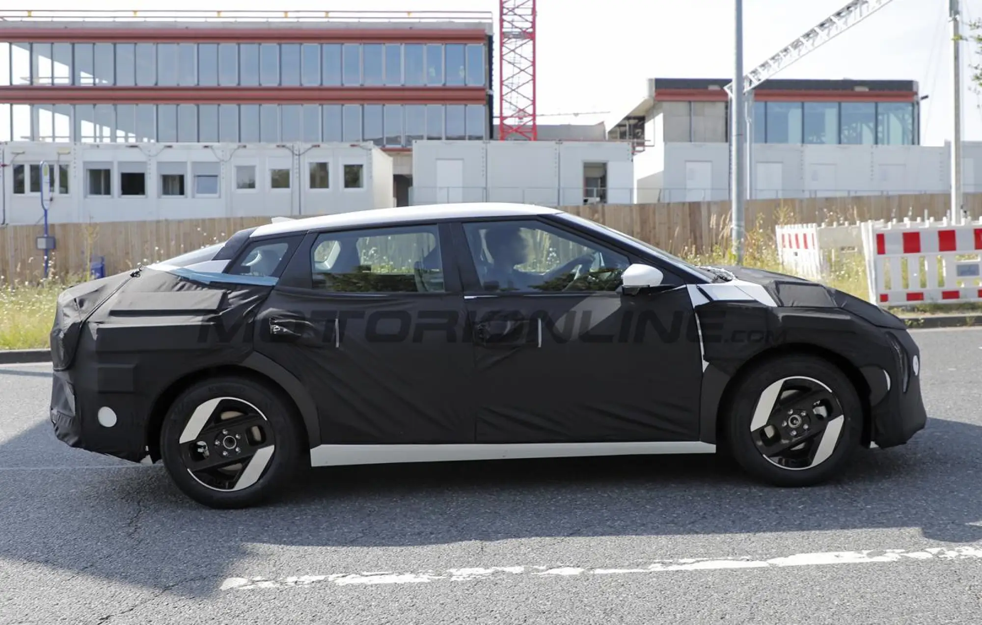 Kia EV4 - Foto spia 31-07-2024 - 3