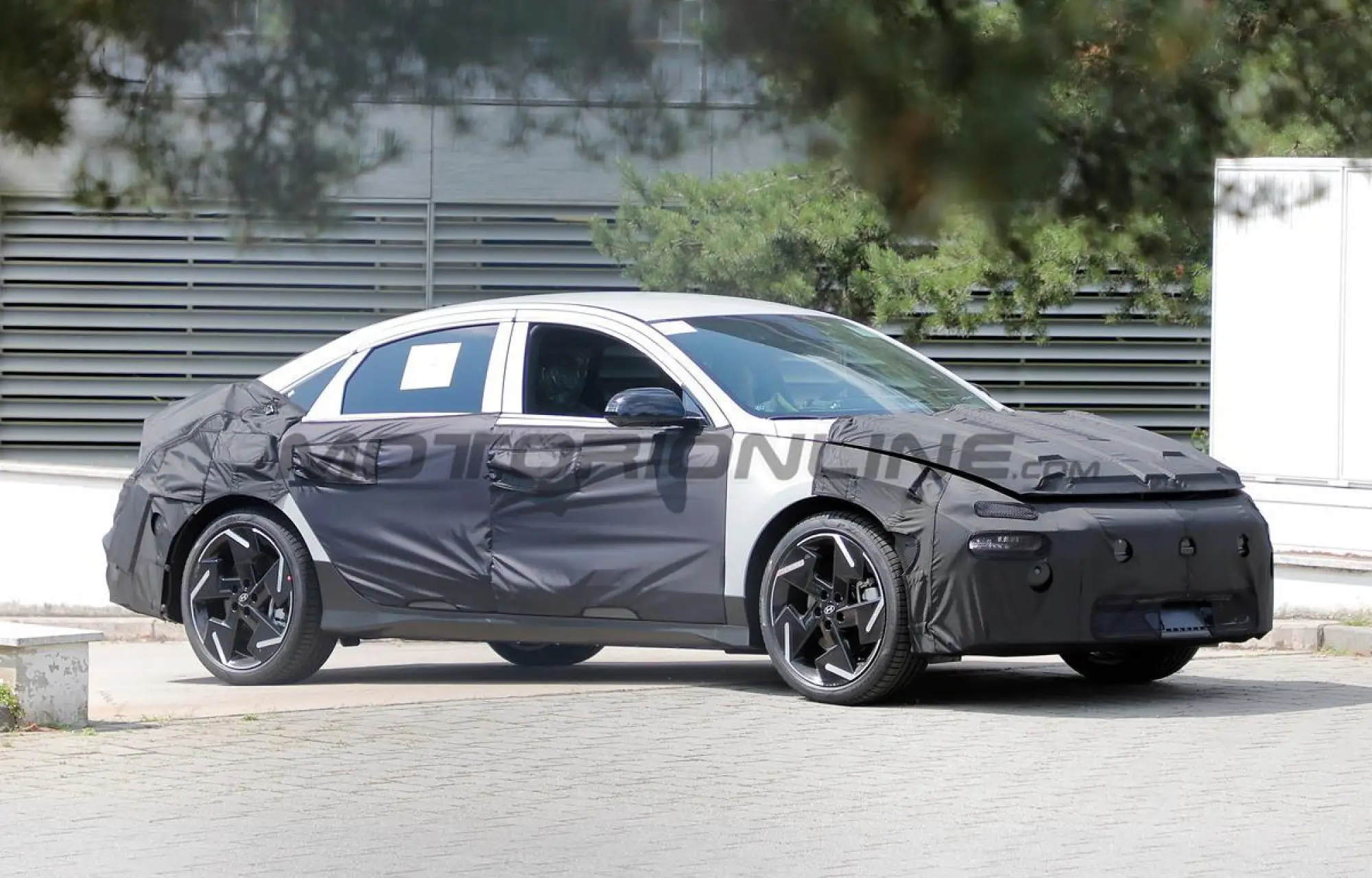 Hyundai Ioniq 6 2025 - Foto spia 01-08-2024 - 4