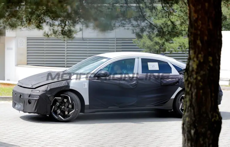 Hyundai Ioniq 6 2025 - Foto spia 01-08-2024 - 2