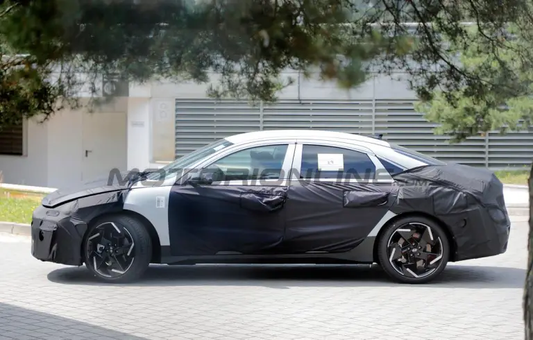 Hyundai Ioniq 6 2025 - Foto spia 01-08-2024 - 6