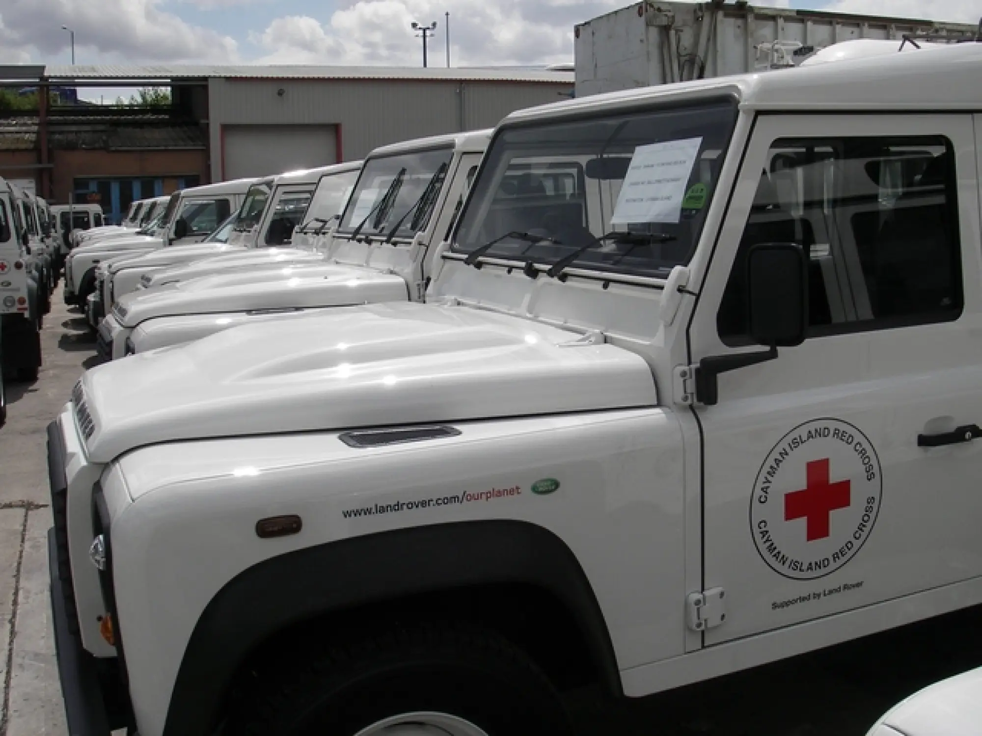 Defender 70 anni con British Red Cross - 1