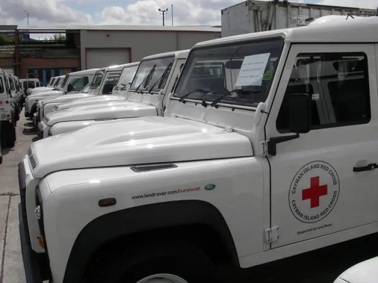 Defender 70 anni con British Red Cross - 1
