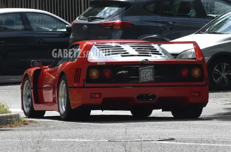 Ferrari F40 in strada - 15