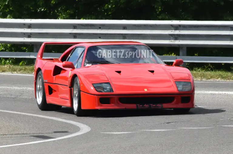 Ferrari F40 in strada - 1